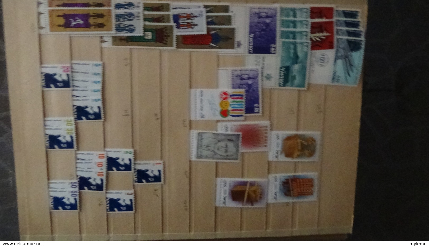 Gros album de stock d'ISRAËL tous les timbres sont avec tabs et ** !!!. A saisir !!!