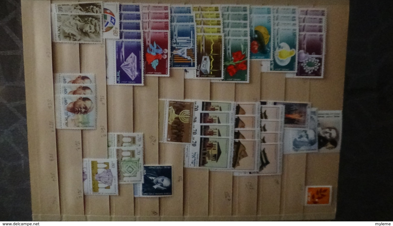 Gros album de stock d'ISRAËL tous les timbres sont avec tabs et ** !!!. A saisir !!!