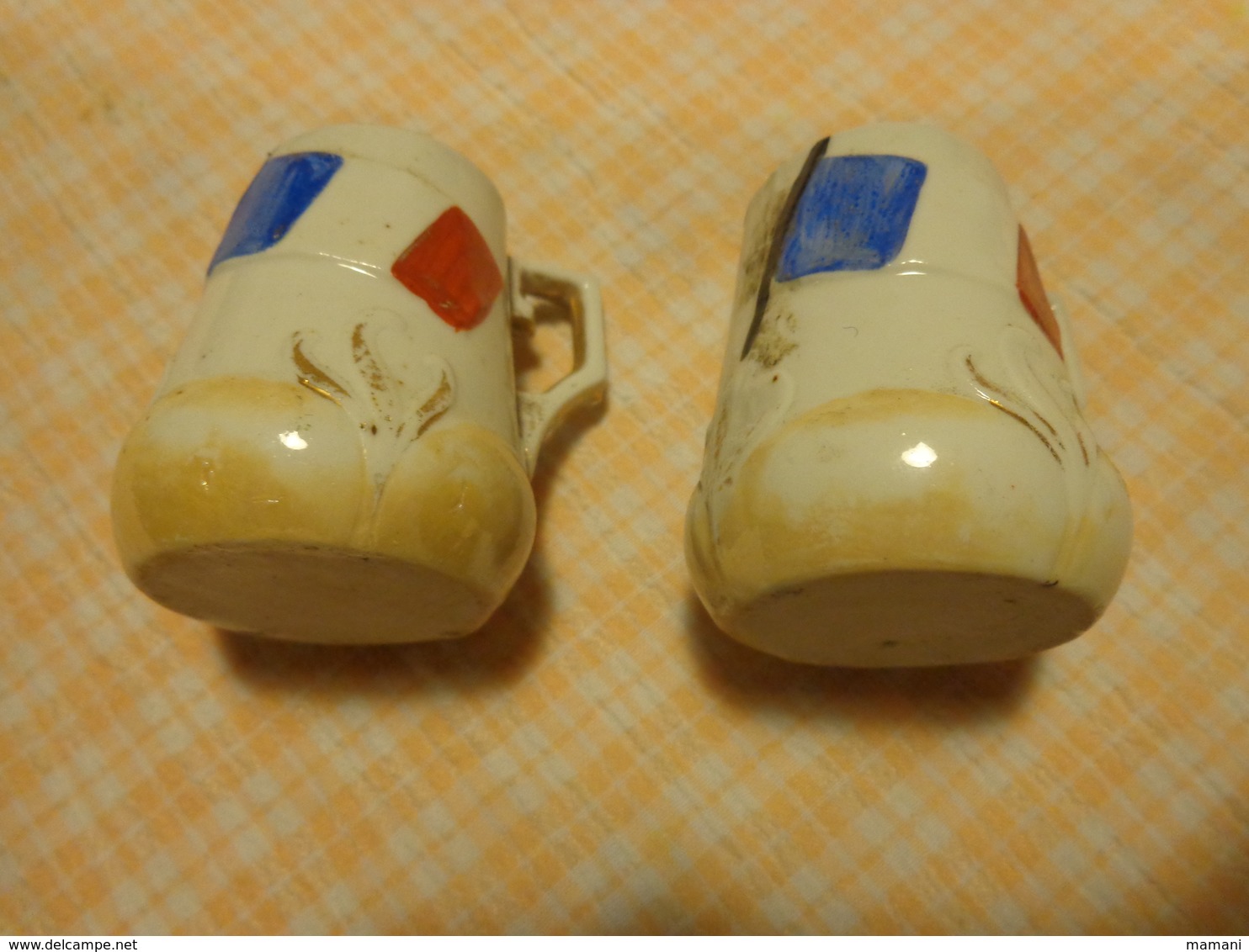 2 Petites Tasses Patriotiques (porcelaine  Ou Biscuit ??) Militaria ??? -drapeau Francais Haut 5.5cm - Autres & Non Classés