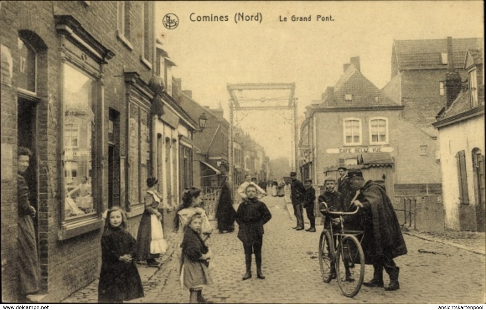 Cp Comines Nord Frankreich, Die Große Brücke, Straßenpartie, Passanten, Gendarm Mit Fahrrad - Autres & Non Classés