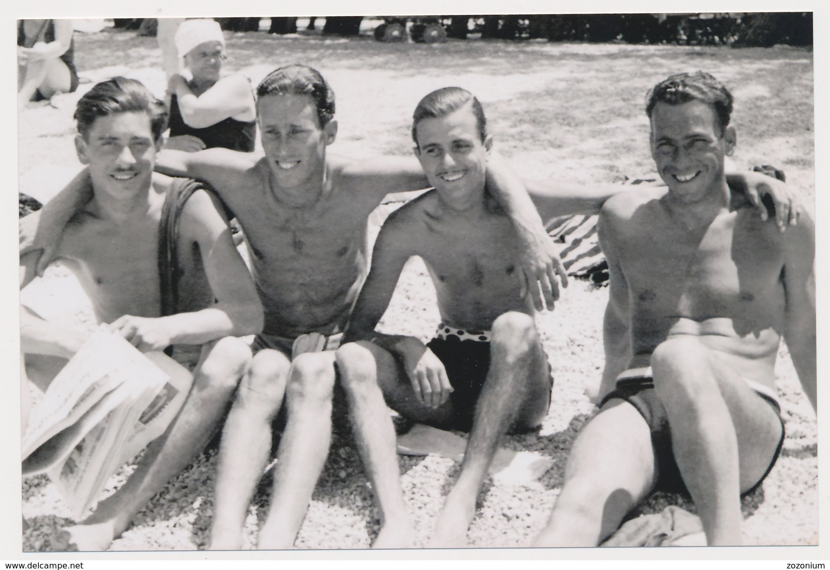 REPRINT - Group Handsome Naked Trunks Guys Men On Beach, Hommes Mecs Torso Nu Sur Plage Gay Int - Photo Reproduction - Persone