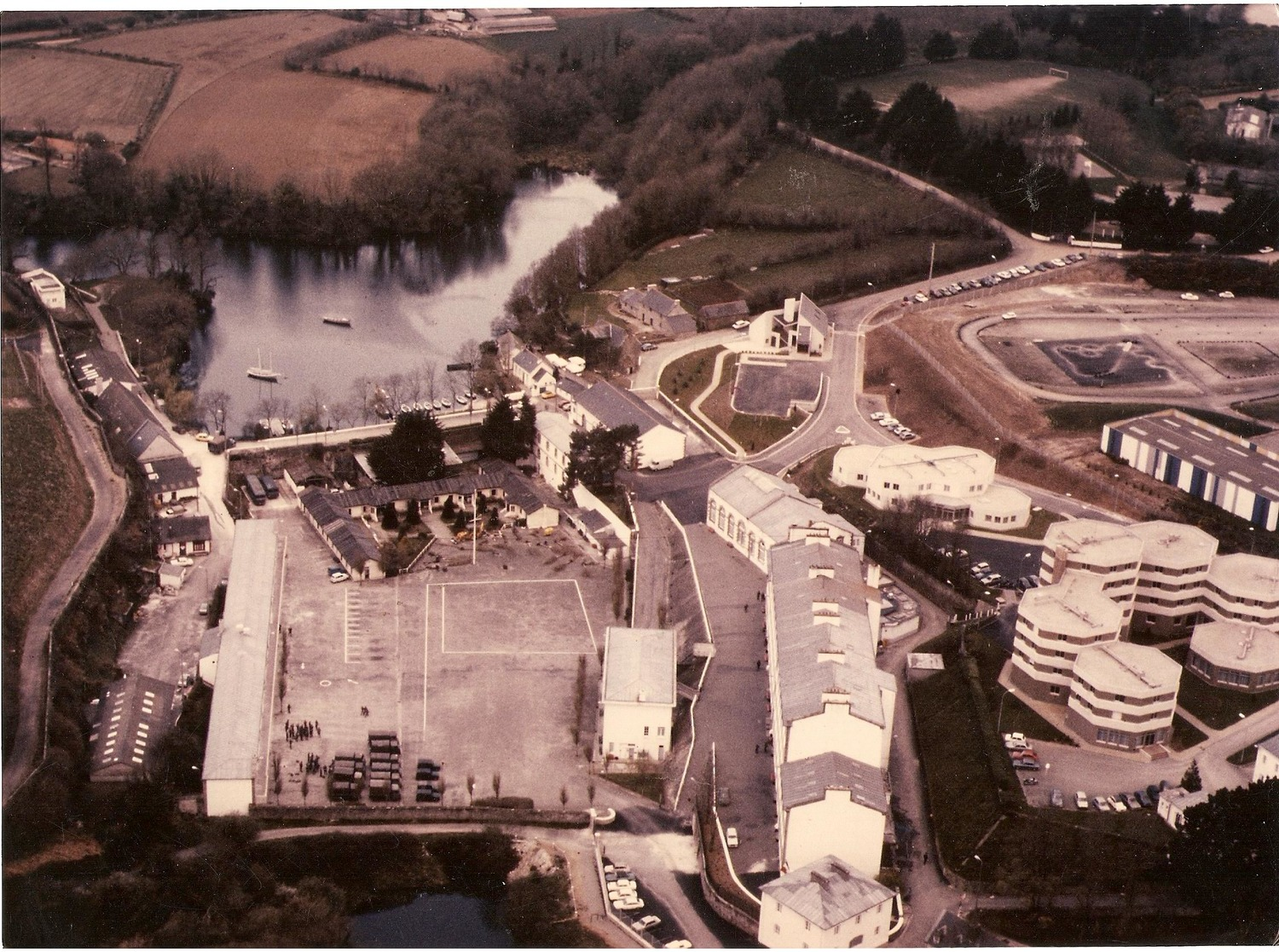 MARINE NATIONALE - Photo Aérienne Centre Marine LA VILLENEUVE Près De Brest - Guerra, Militares