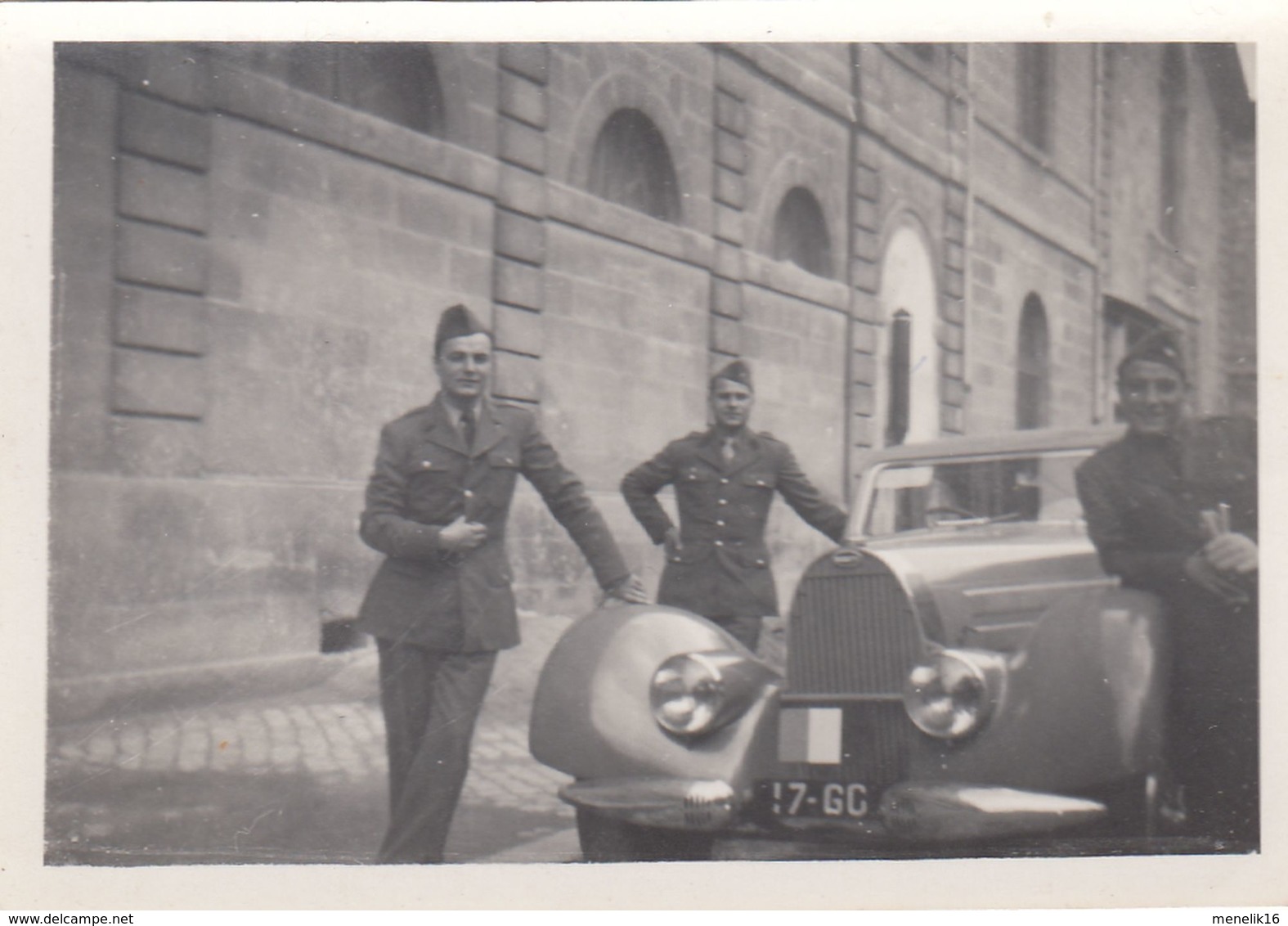 Photo - Militaire Devant Une Bugatti (à Confirmer) - PHOTO Non Datée - Cars