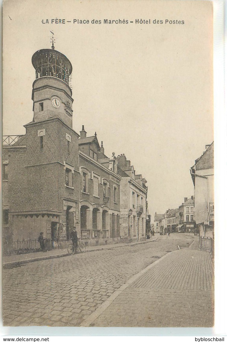 CPA 02 Aisne La Fère Place Des Marchés Hotel Des Postes Non Circulée - Otros & Sin Clasificación