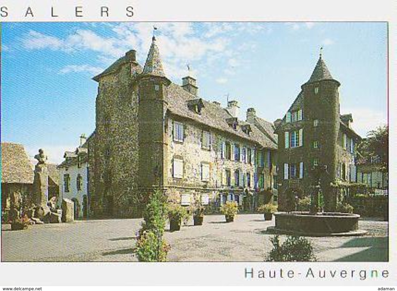 Cantal        H358        Salers.La Place Tyssandier D'Escous.Les Maisons De Flojeac Et De La Ronade - Autres & Non Classés