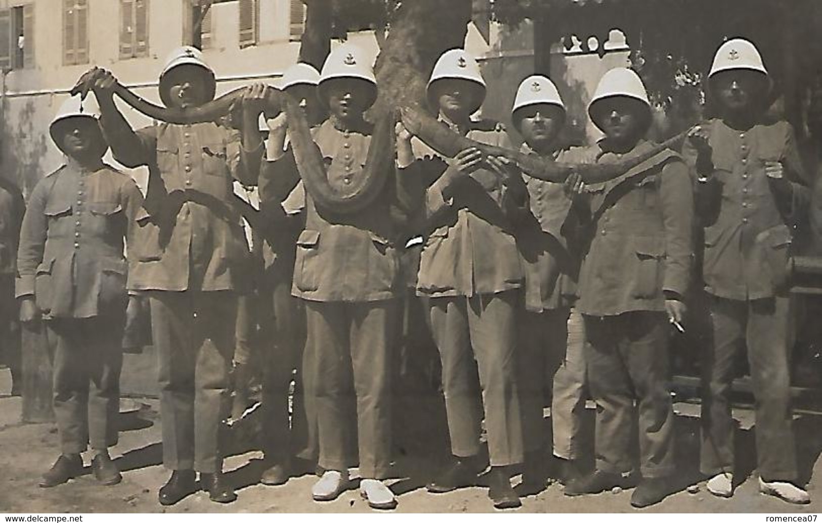 ROYAUME-UNI - TROUPE COLONIALE BRITANNIQUE - Soldats Portant Un Boa ! - Vers 1930 - Photo - Serpent - Animal - A Voir ! - Guerre, Militaire