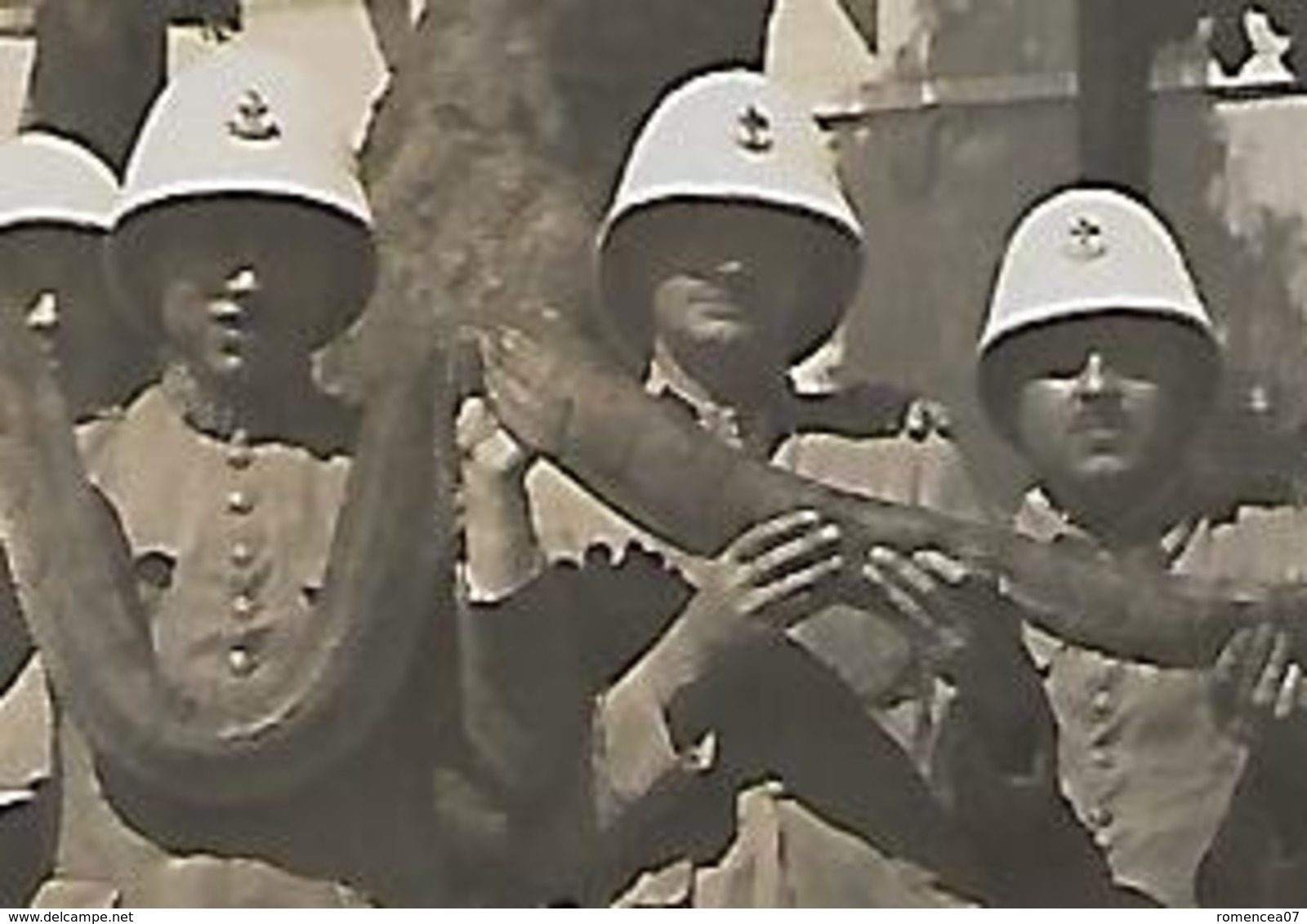 ROYAUME-UNI - TROUPE COLONIALE BRITANNIQUE - Soldats Portant Un Boa ! - Vers 1930 - Photo - Serpent - Animal - A Voir ! - Guerre, Militaire