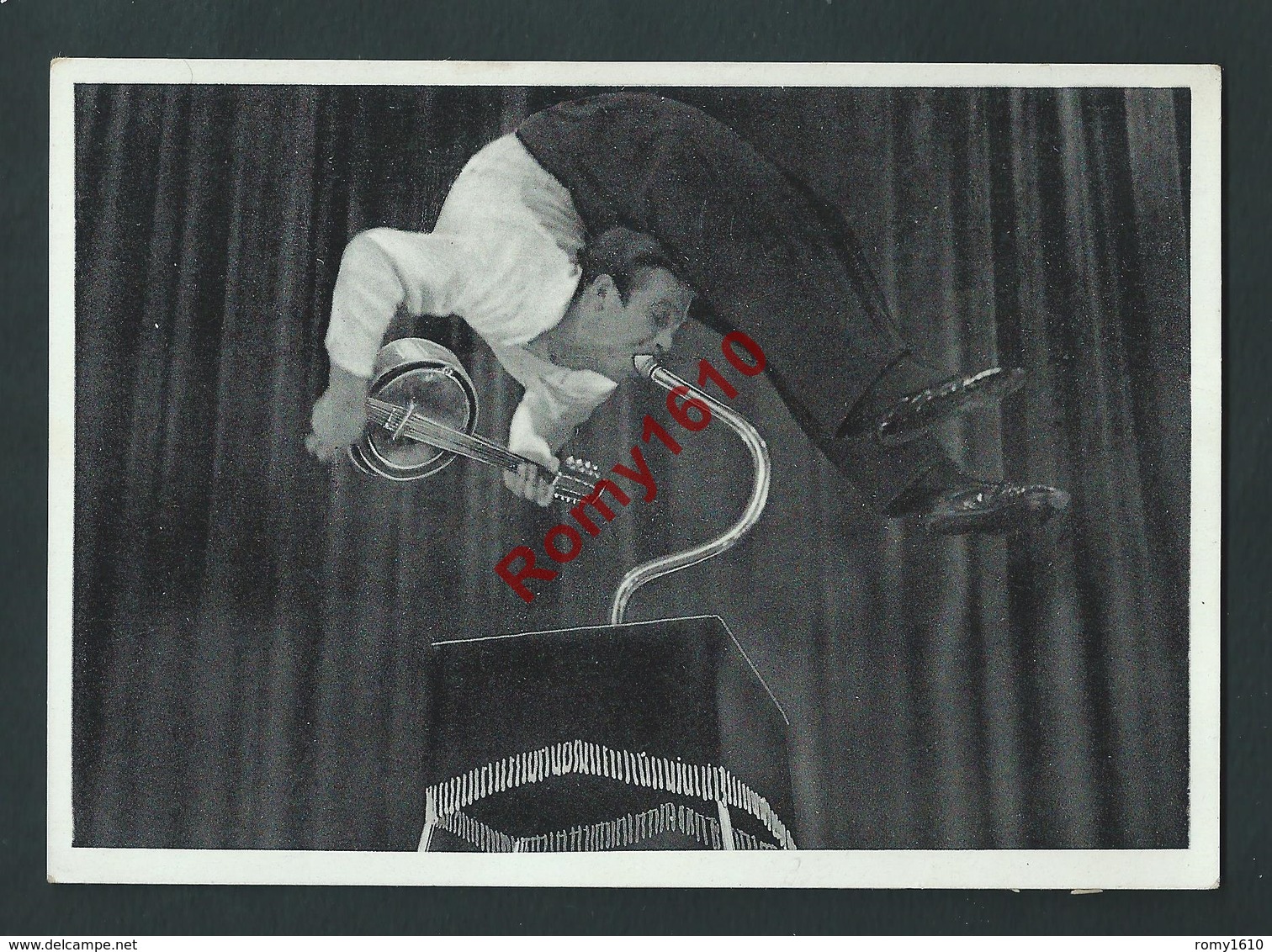 Cirque. Photo Dédicacée. José Mario, Un Contorsionniste Joue Du Banjo à L'Ancienne Belgique, Anvers, 1940 - Cirque