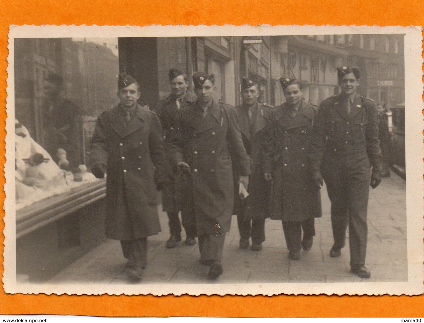 PHOTO DE 1950 - MILITARIA - 6  MILITAIRES SE PROMENANT DANS RUE A STRASBOURG - 67 - - Guerre, Militaire