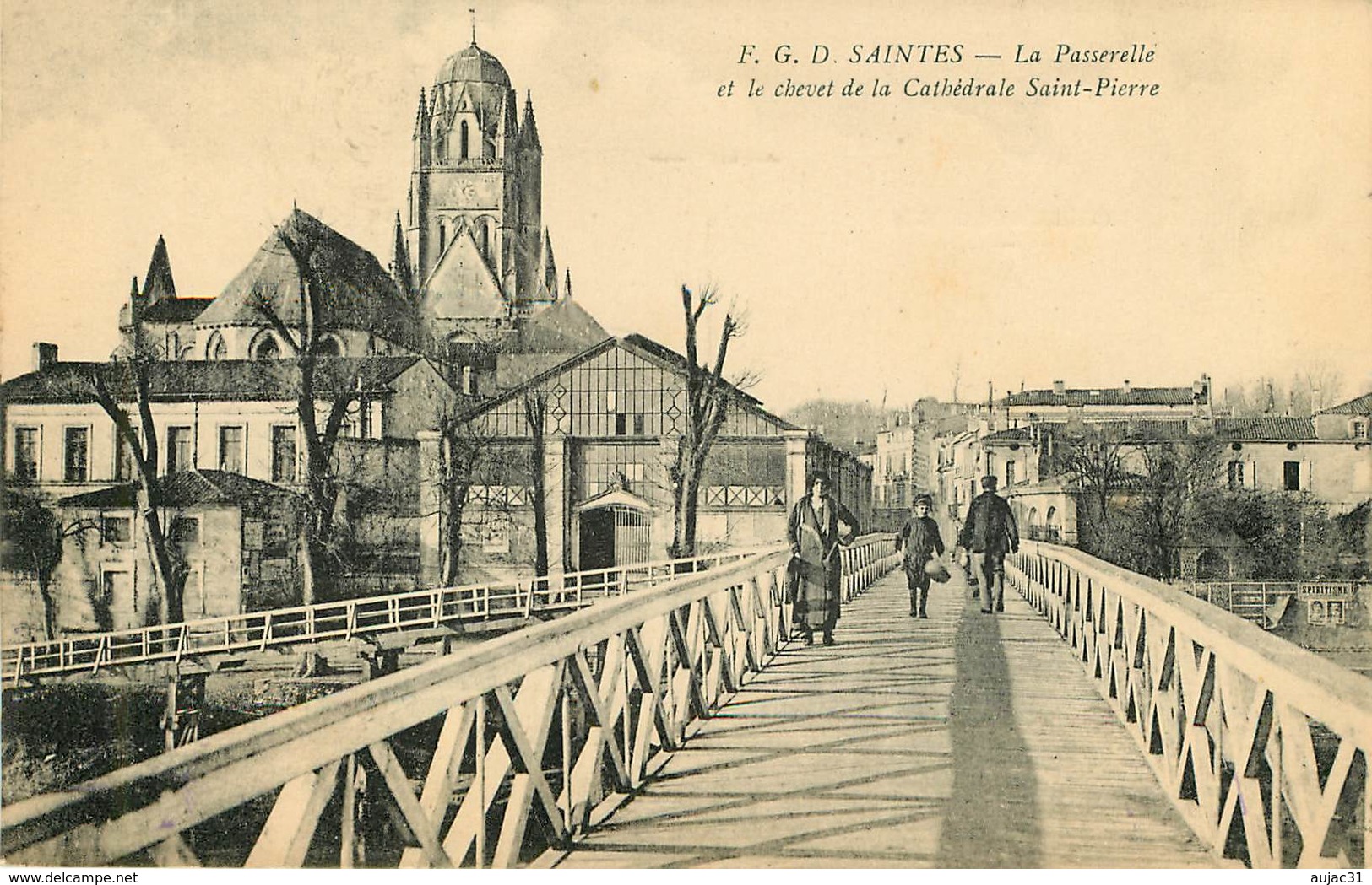 Dép 17 - Saintes - La Passerelle Et Le Chevet De La Cathédrale Saint Pierre - Bon état Général - Saintes