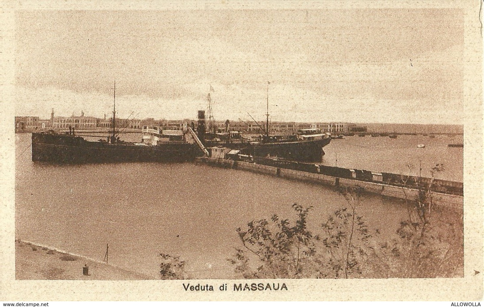 2760 " VEDUTA DI MASSAUA - IL PORTO CON PIROSCAFO IN FASE DI SCARICO,O CARICO MERCI "CART.POST. ORIG NON SPED. - Eritrea