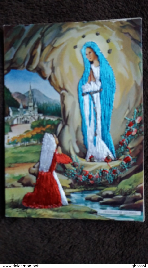 CPSM BRODEE SOUVENIR DE LOURDES APPARITION STE VIERGE NOTRE DAME GROTTE DESSIN ISABEL - Brodées