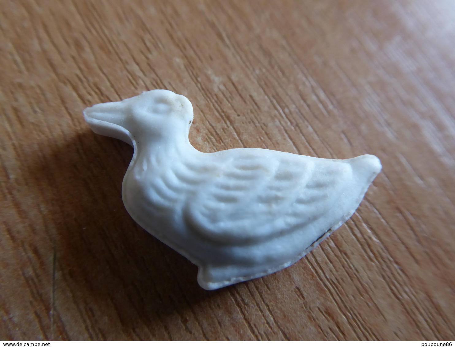 FEVE - FEVES - ANCIENNE BISCUIT BLANC MAT  - UN CANARD - Antiguos