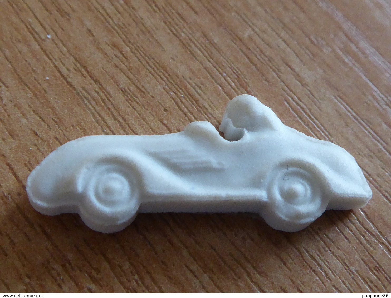 FEVE - FEVES - ANCIENNE BISCUIT BLANC MAT  - UNE VOITURE  DE COURSE - DOS PLAT - Anciennes