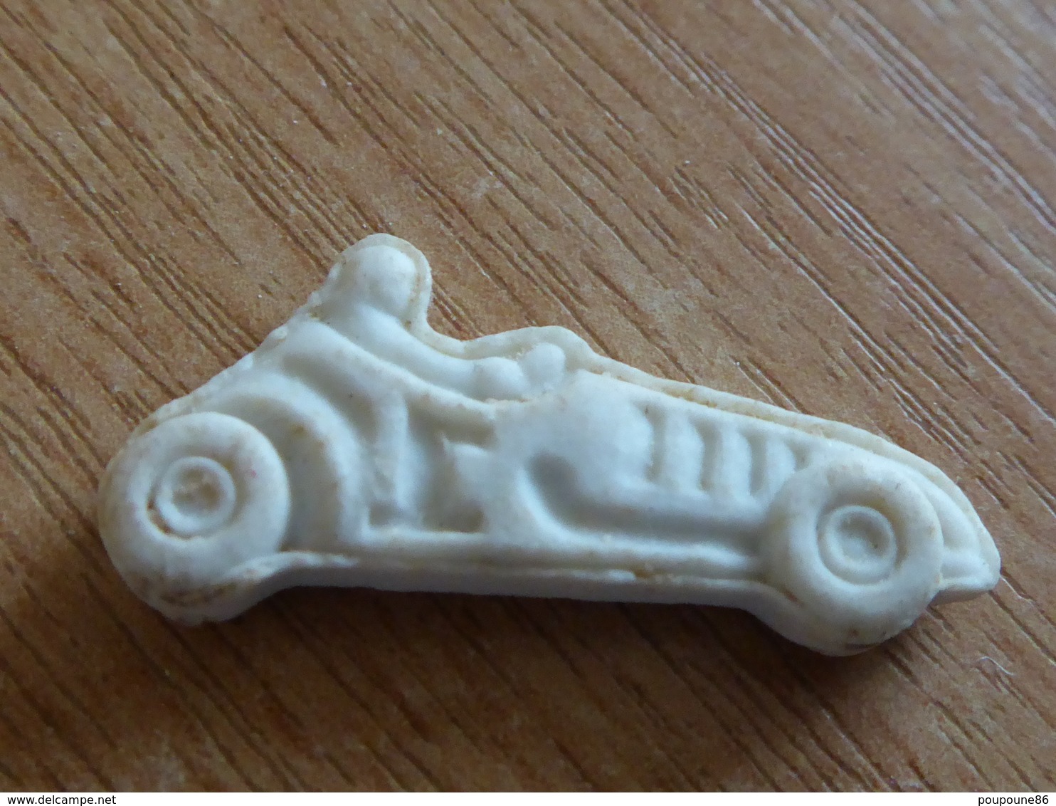 FEVE - FEVES - ANCIENNE BISCUIT BLANC MAT  - UNE VOITURE  DE COURSE - DOS PLAT - Anciennes