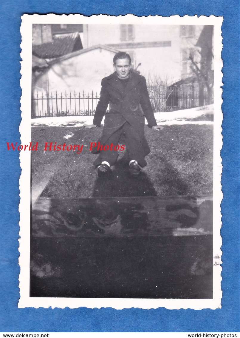 Photo Ancienne Snapshot - AURILLAC ( Cantal ) - Garçon Assis Au Jardin Du Buis - 12 Février 1942 - Costume Homme Pose - Lieux