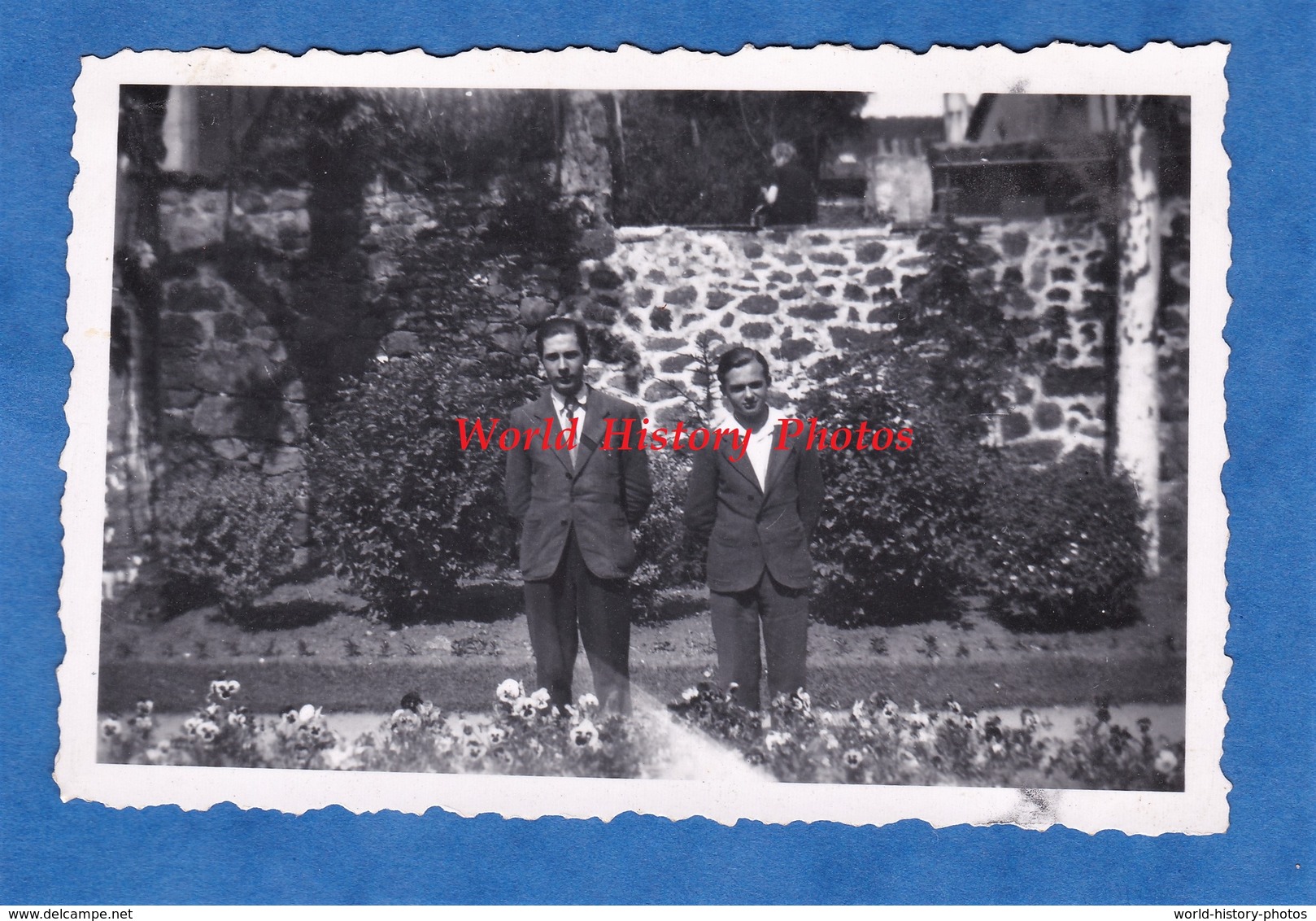 Photo Ancienne Snapshot - AURILLAC ( Cantal ) - Portrait Garçon à Identifier Au Jardin Du Buis - 1942 - Homme Costume - Non Classés