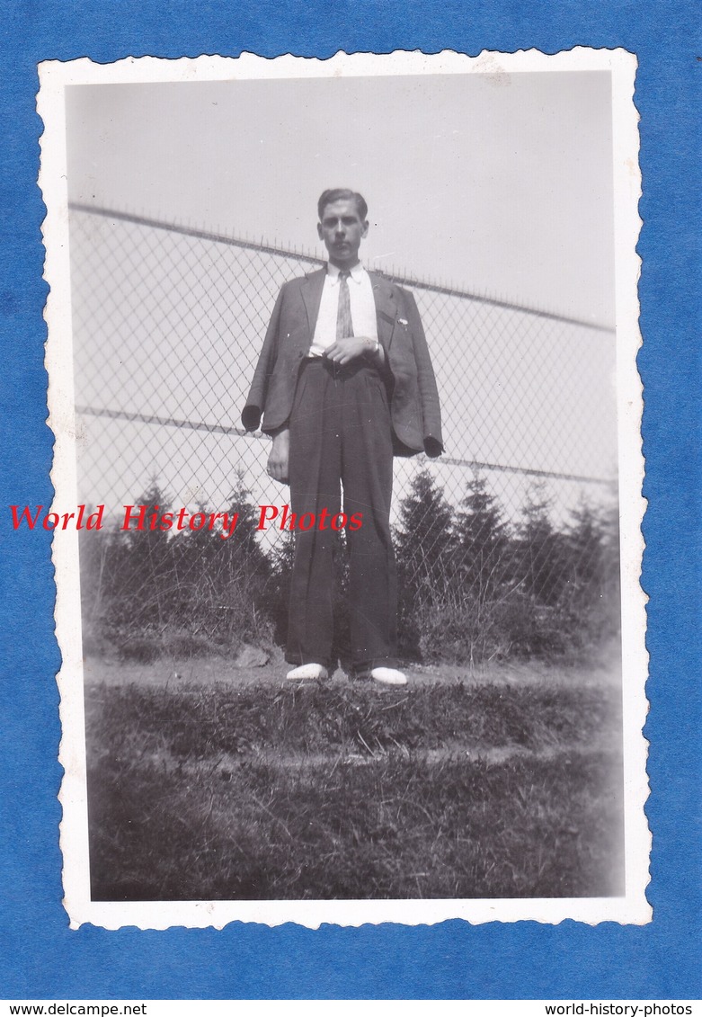 Photo Ancienne Snapshot - AURILLAC ( Cantal ) - Portrait Jeune Homme Au Stade - 1942 - Garçon Costume Grillage Arbre - Sports