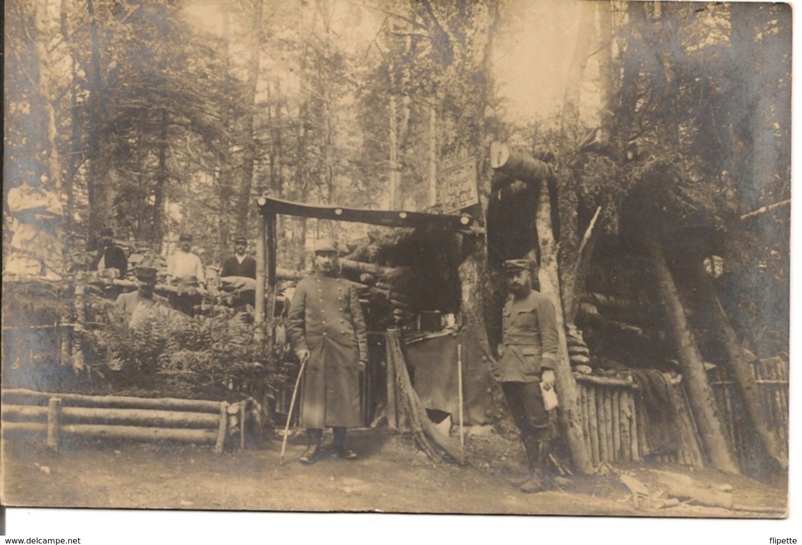 L200A475 - Soldats En Cantonnement Devant Une "Chapelle" De Campagne - Personnages