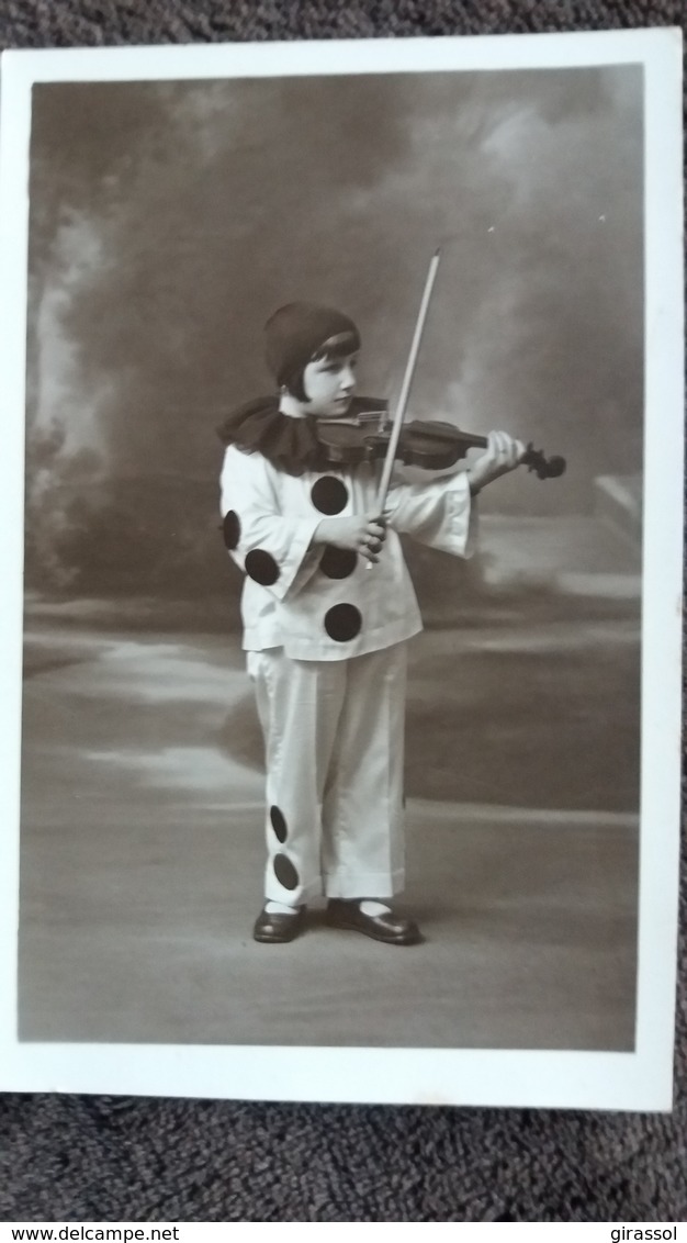 CPA PHOTO D ENFANT DEGUISE EN PIERROT PIERRETTE JOUANT DU VIOLON PHOTO SONDEYKER LEVALLOIS 92 - Scènes & Paysages