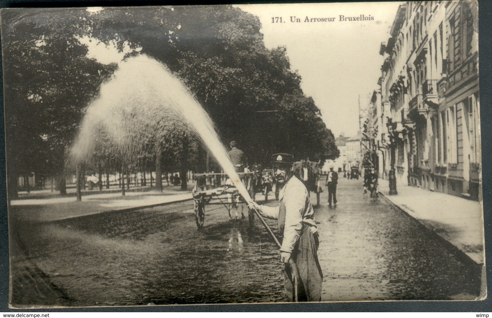 BRUXELLES :   Un Arroseur Bruxellois - Artesanos