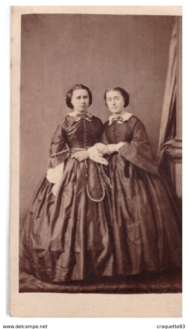 CDV - FEMMES EN ROBES LONGUES MOIREES - Old (before 1900)