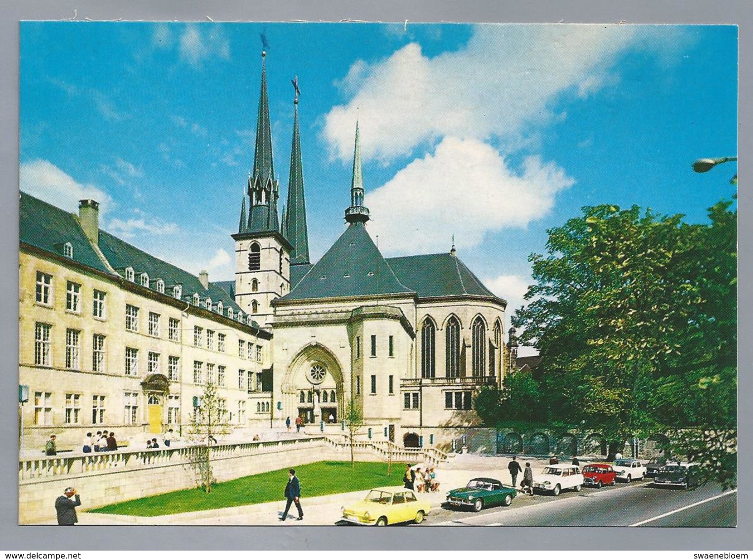 LU.- LUXEMBOUG. La Cathédrale. Old Cars. - Luxemburg - Stad