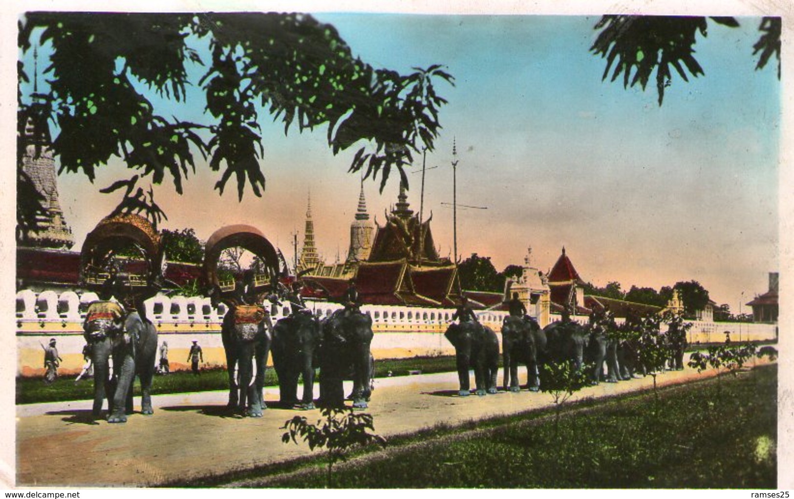 (90)  CPA  Phnom Penh  Elaphants Royaux   (bon état) - Kambodscha