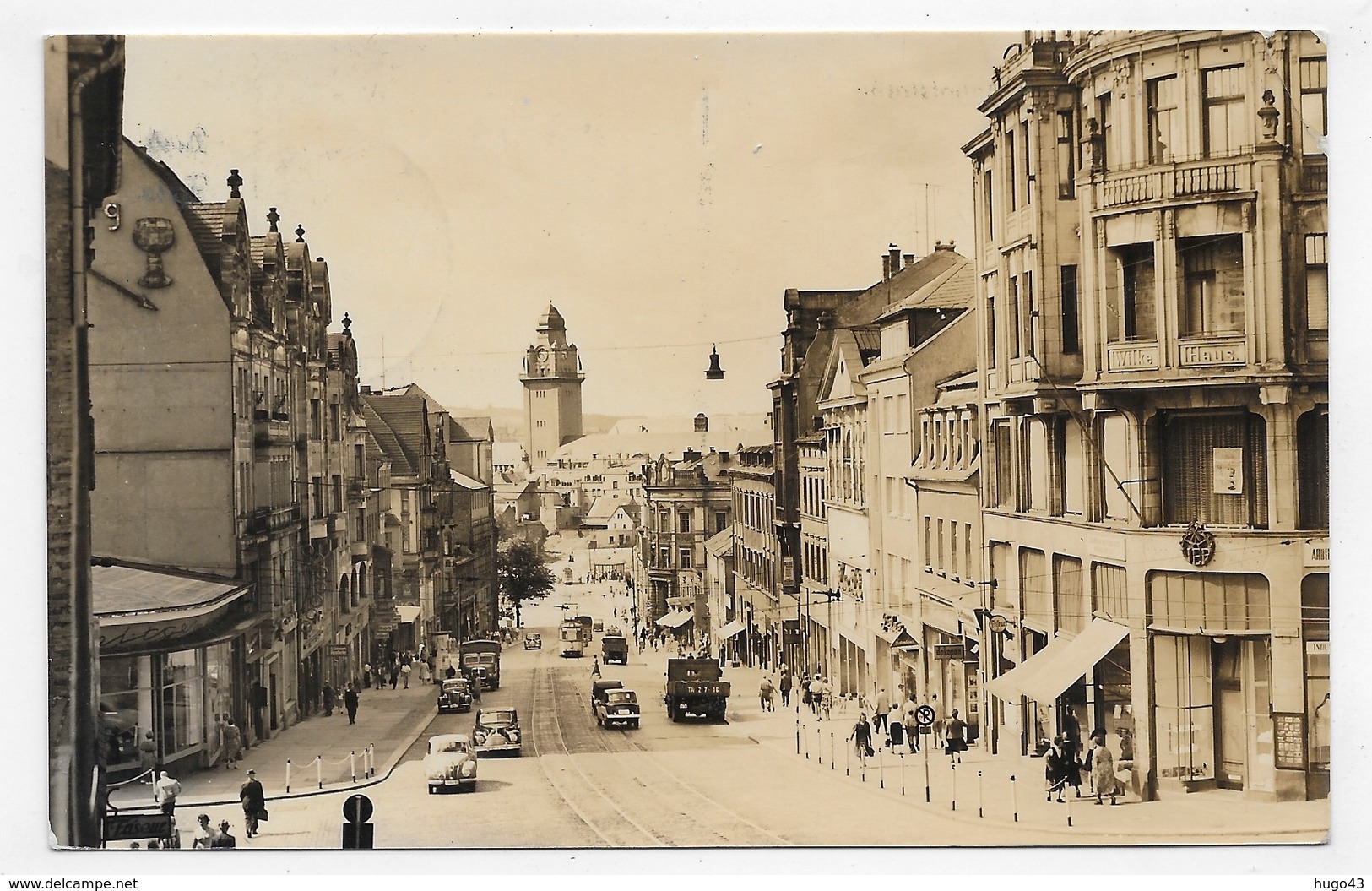 (RECTO / VERSO) PLAUEN EN 1965 - BAHNHOFSTRASSE - CASSURE ANGLE HAUT A DROITE - BEAUX TIMBRES - FORMAT CPA VOYAGEE - Plauen