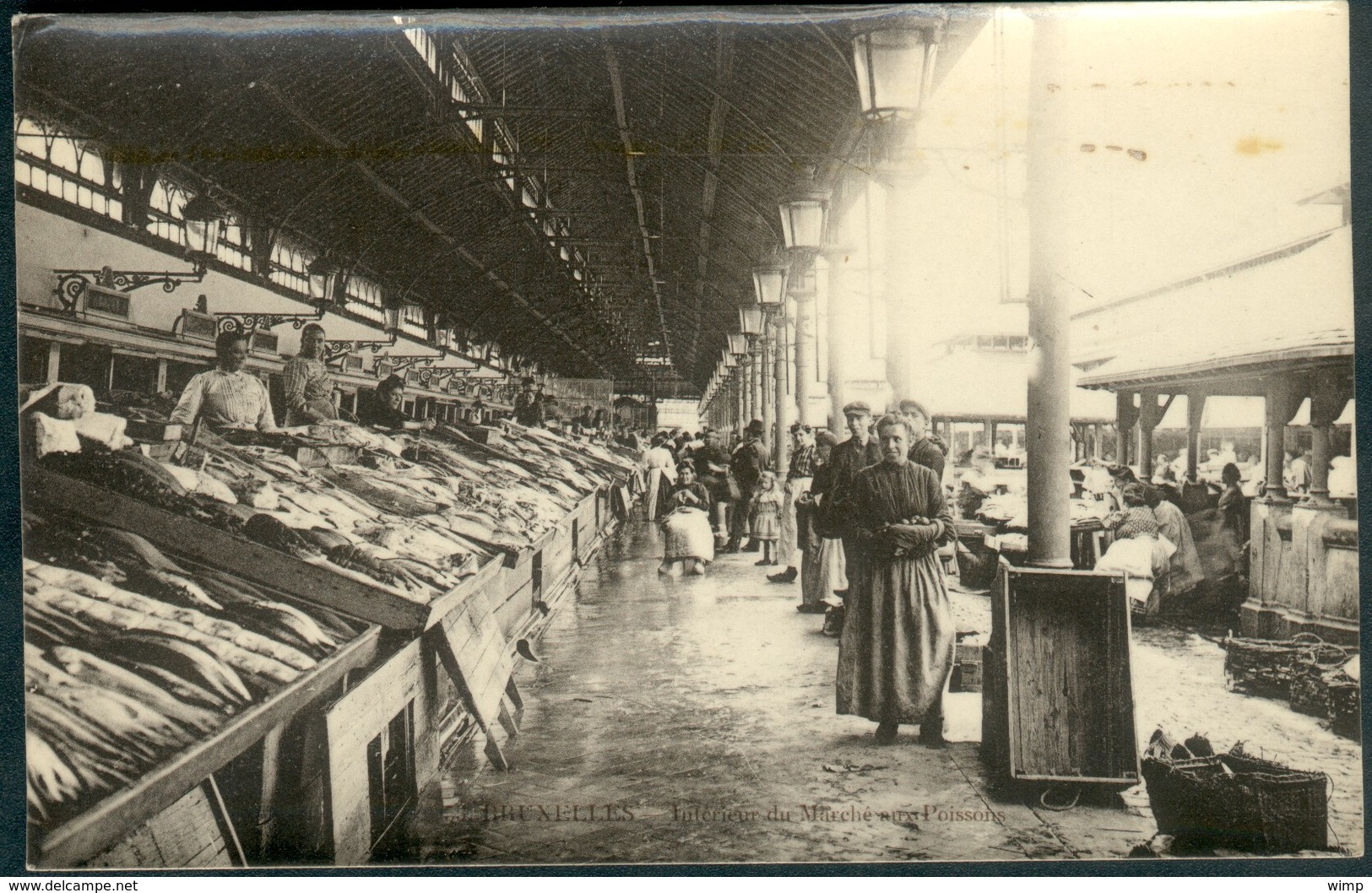 BRUXELLES :    Intérieur Du Marché Aux Poissons - Märkte