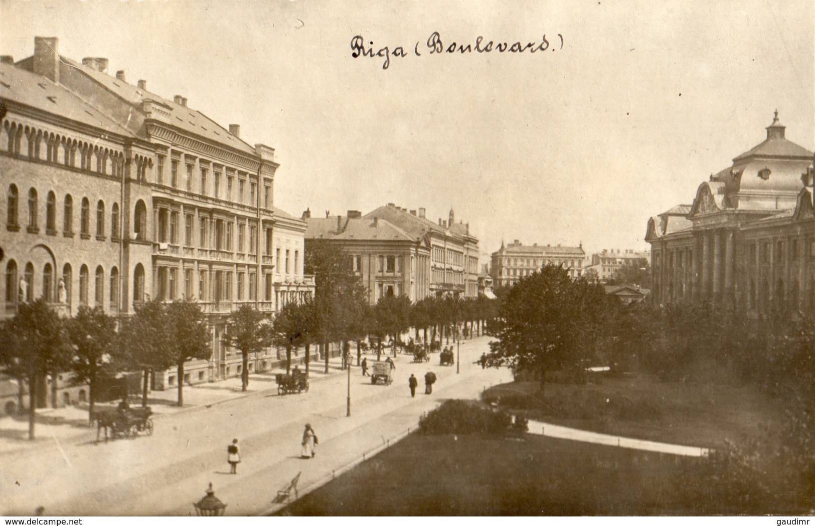 CARTE PHOTO ALLEMANDE DE RIGA EN LETTONIE - UN BOULEVARD DE LA VILLE - BALTIQUE - GUERRE 1914 1918 - 1914-18