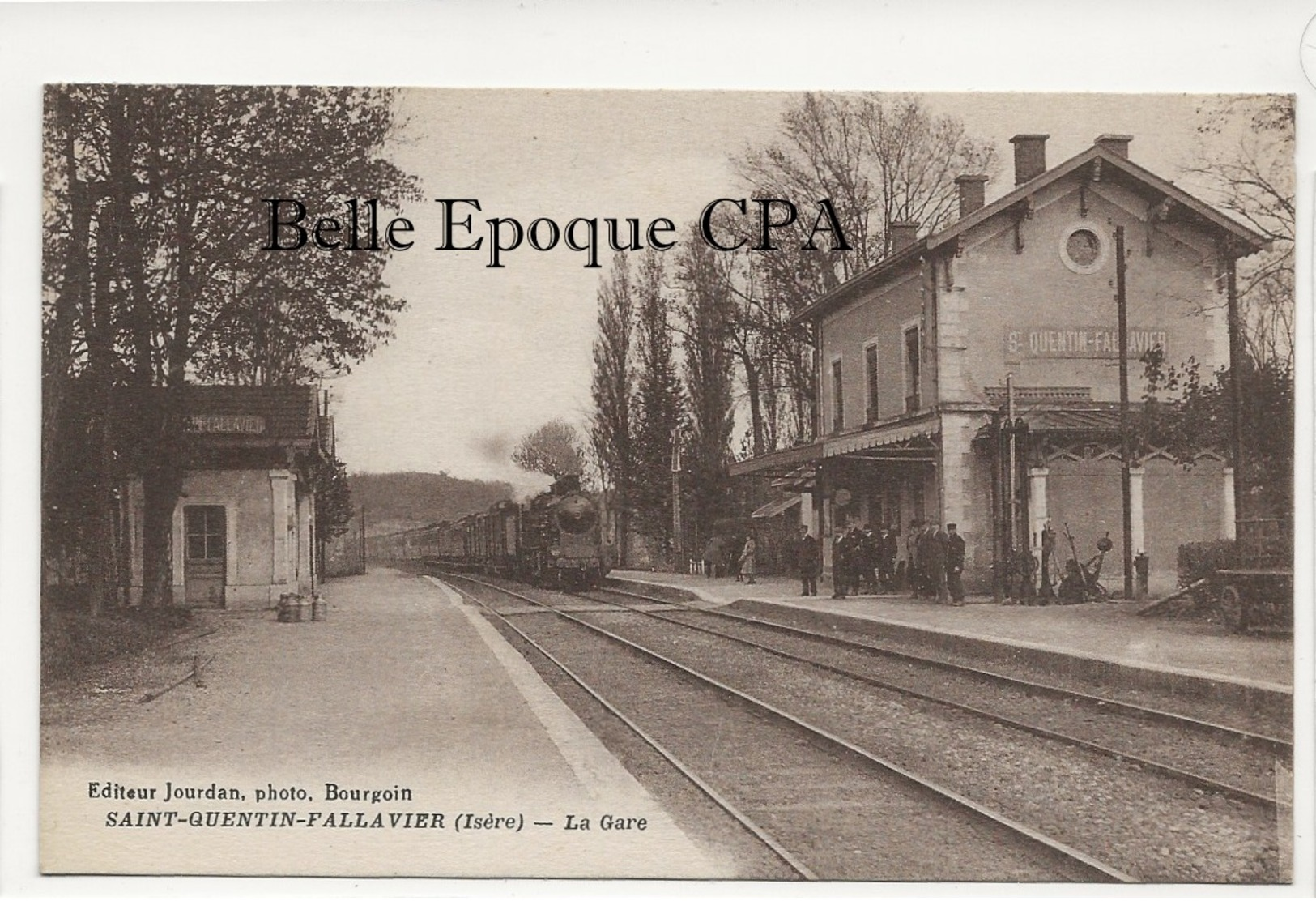 38 - SAINT-QUENTIN-FALLAVIER - La Gare ++++ Jourdan, Photo., Bourgoin ++++ 1933 - Altri & Non Classificati