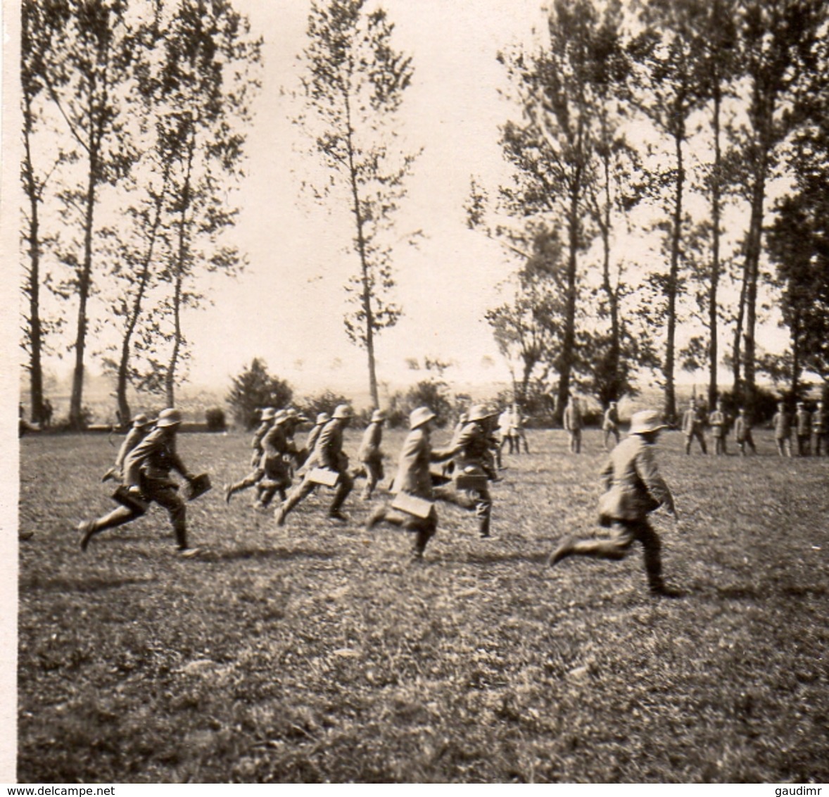 PHOTO ALLEMANDE - MITRAILLEURS A L'EXERCICE A MONT SAINT MARTIN PRES LONGWY MEURTHE ET MOSELLE 1918 - GUERRE 1914 1918 - 1914-18