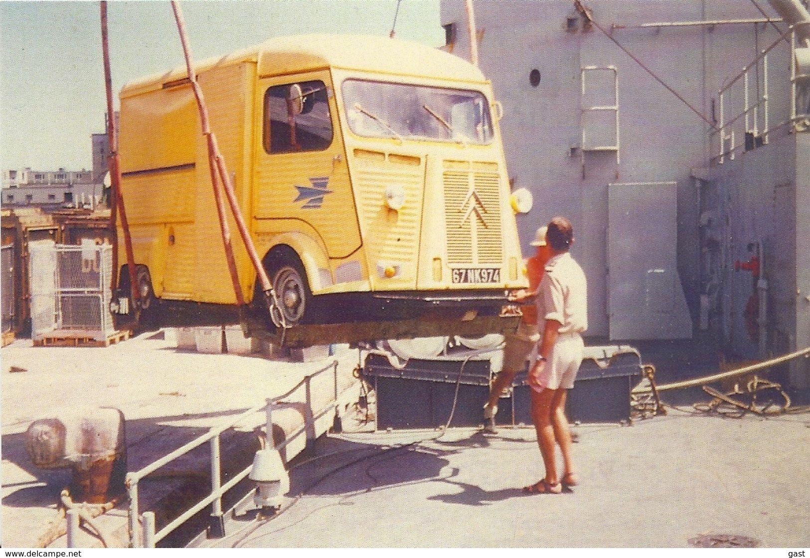 LA REUNION EMBARQUEMENT DANS UN PORT DE LA  REUNION  DU VEHICULE  FK3 DE LA POSTE SUR LE CHAMPLAIN - Autres & Non Classés