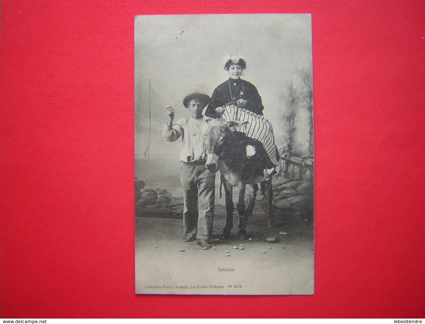 CPA SABLAISE  UNE FEMME SUR UN ANE ET UN HOMME  COLLECTION LUCIEN AMIAUD LES SABLES D'OLONNE N° 2212   VOYAGEE  TIMBRE - Personnages