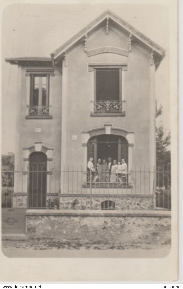 19 / 2 / 343  -  C P A  PHOTO  - MAISON   AVEC  PERSONN Dos. - Divisé  Simple     Circulé -  Oui   Non     Année  -AGES - Genealogía