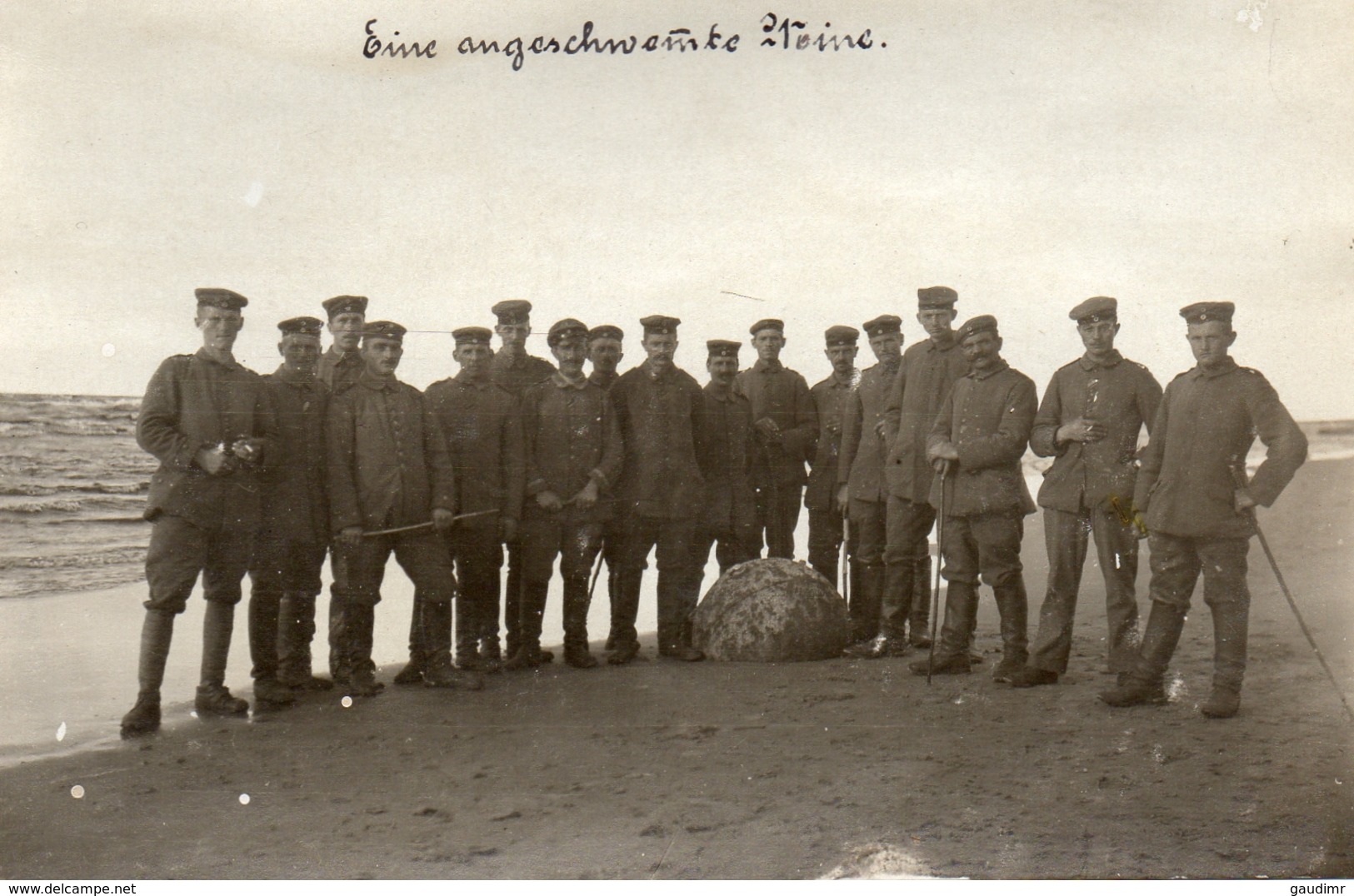 CARTE PHOTO ALLEMANDE DE RIGA EN LETTONIE -  SOLDATS ENTOURANT UNE MINE ÉCHOUÉE SUR LA BERGE DE LA BALTIQUE - 1914 1918 - 1914-18