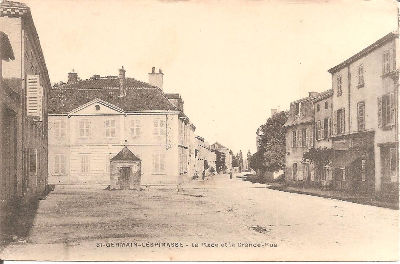 ST-GERMAIN-L'ESPINASSE (42) La Place Et La Grande Rue - Autres & Non Classés