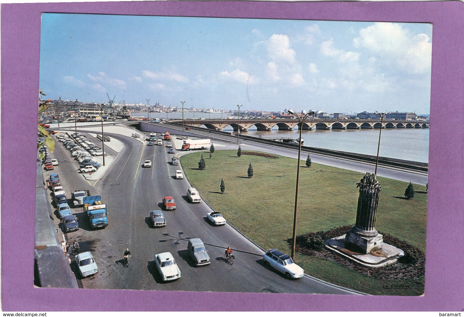 BORDEAUX L'entrée Du Pont De Pierre Et La Vieille Fontaine  Peugeot 404 Taxi Renault 4 F4 R8 Panhard Break Camions SG4 . - Bordeaux