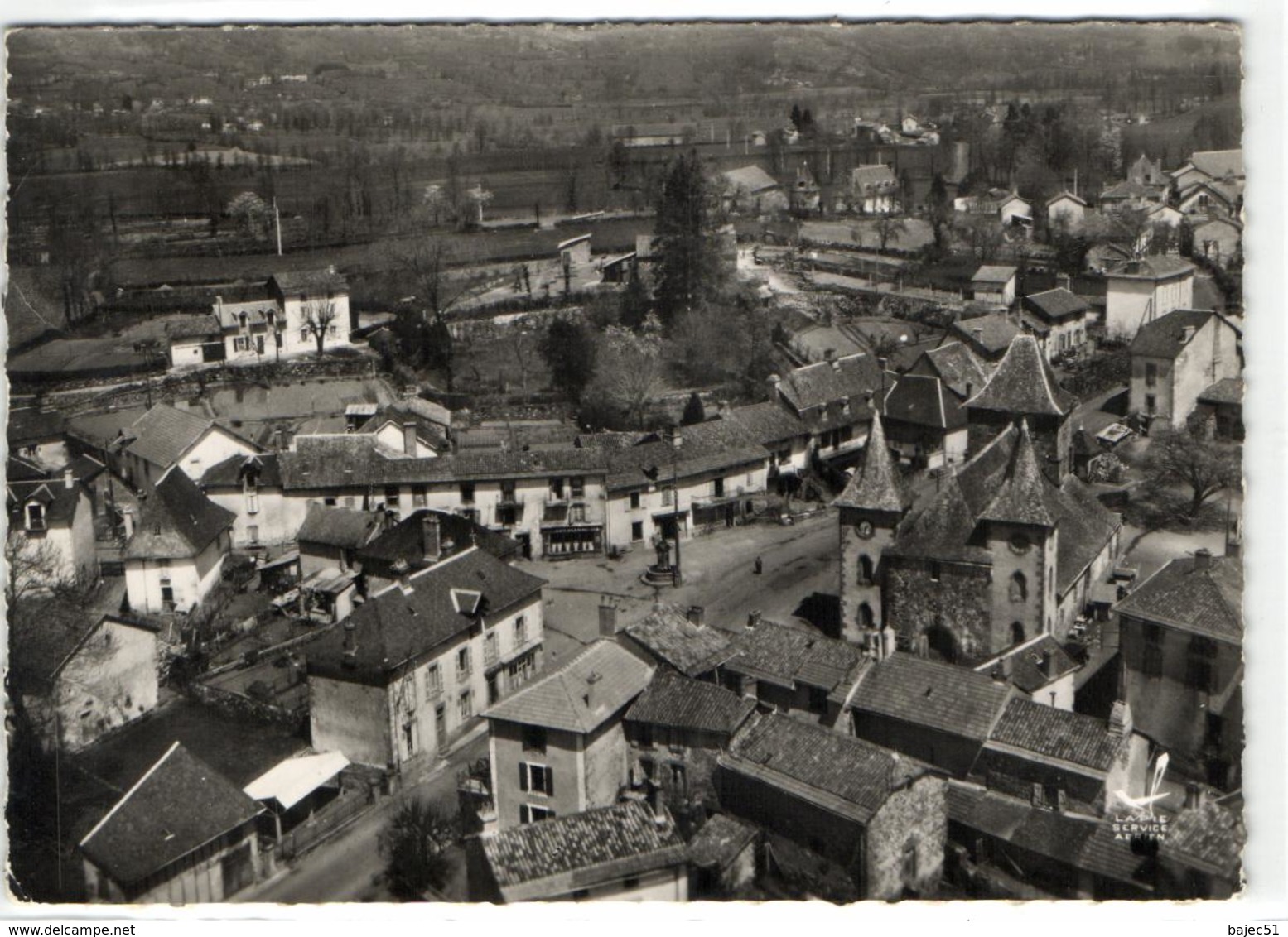 1 Cpsm Jussac - Le Centre Du Bourg - Jussac