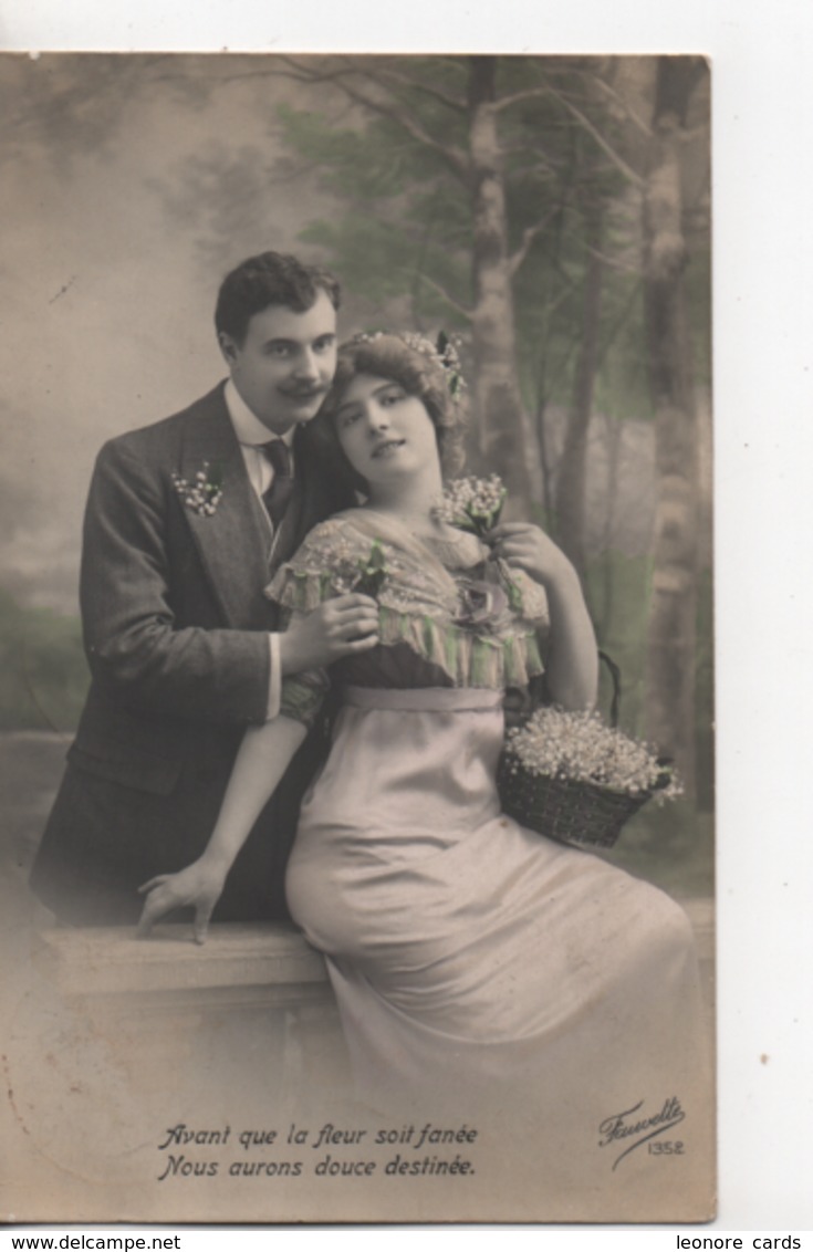 Cpa.Couple.Avant Que La Fleur Soit Fanée....Couple Dont Femme Assise Avec Mugüets.1912 - Couples