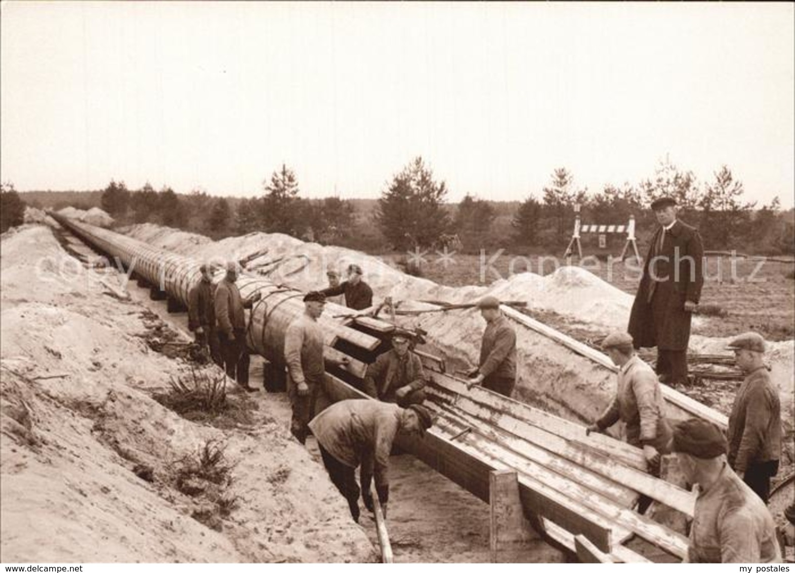 72402325 Knappenrode Horka Erlebnis Bergbau Verlegen Einer Holzrohrleitung Fuer - Sonstige & Ohne Zuordnung