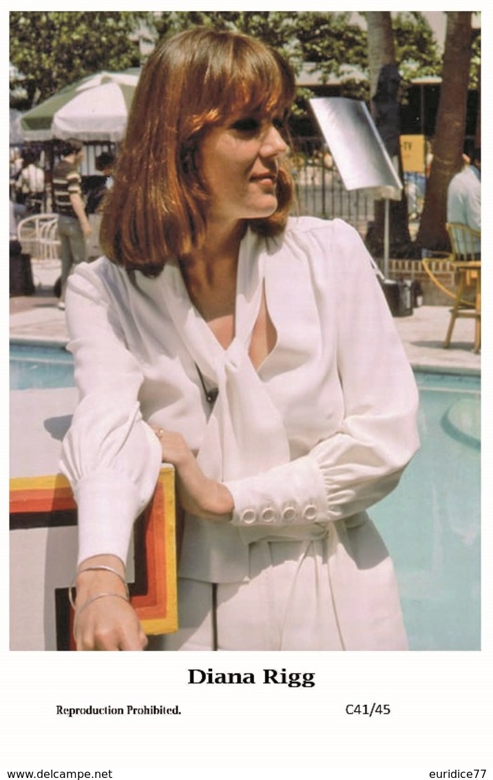 DIANA RIGG - Film Star Pin Up PHOTO POSTCARD - C41-45 Swiftsure Postcard - Artistes