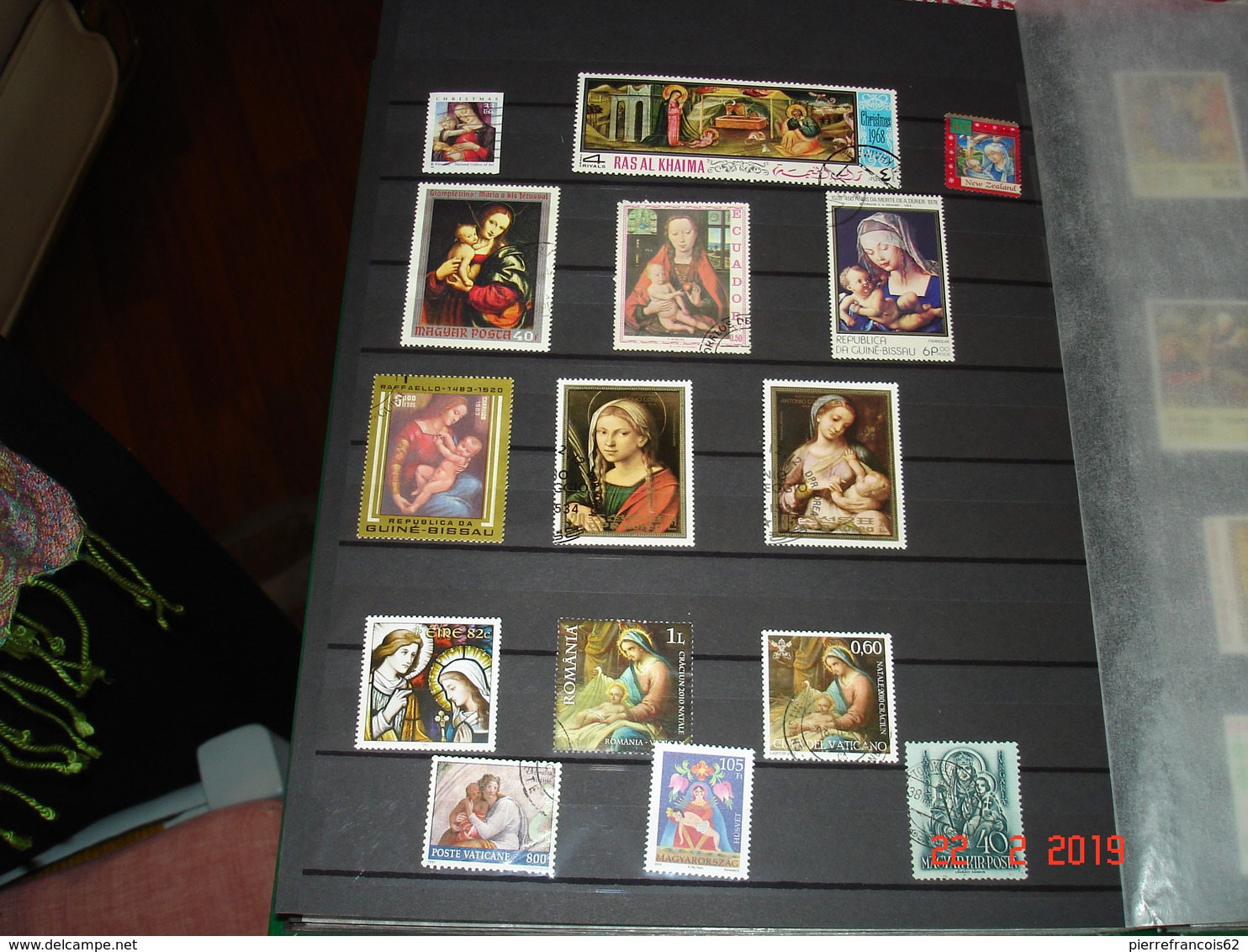 ALBUM CONTENANT COLLECTION DE TIMBRES SUR LA VIERGE MARIE