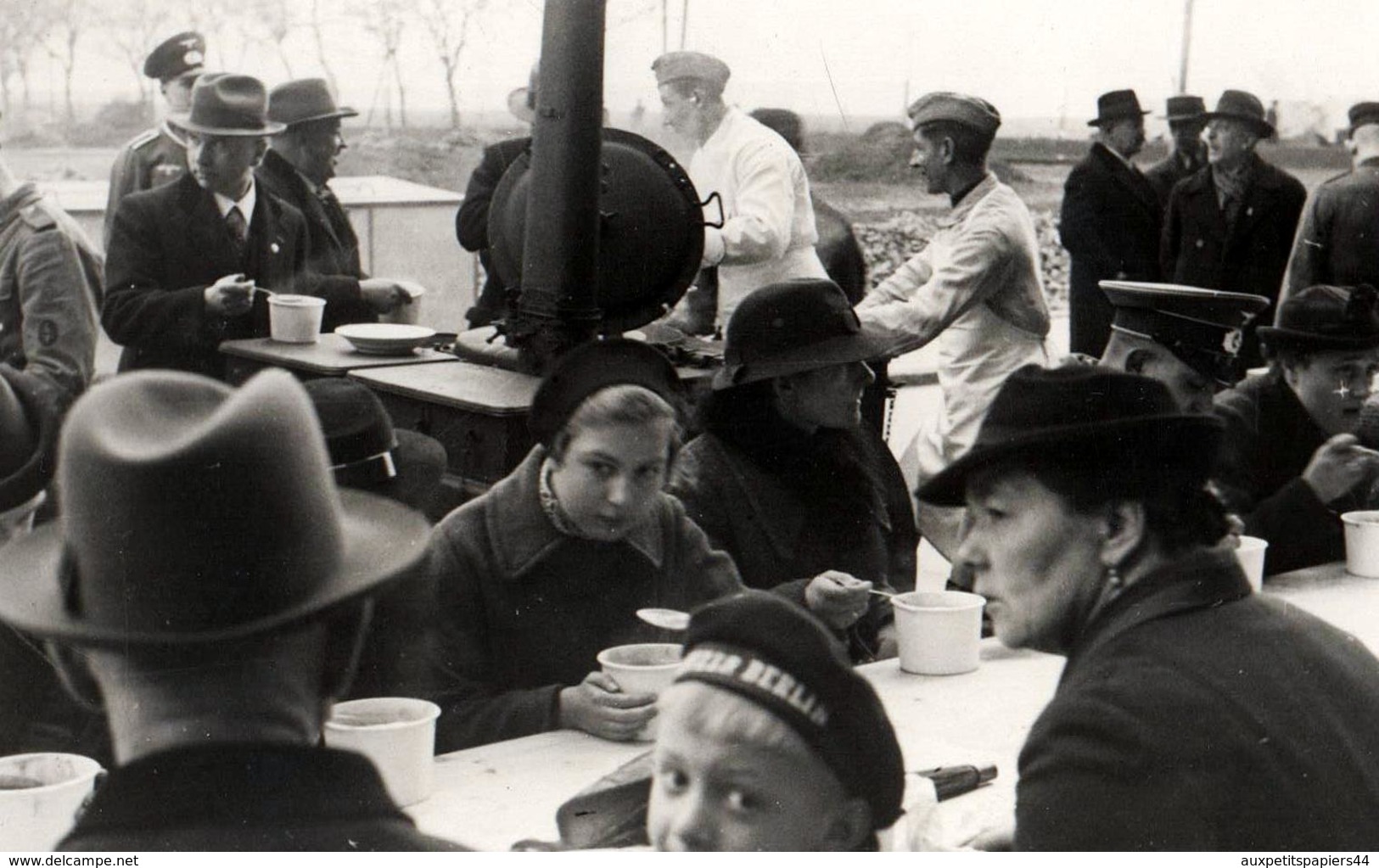 Carte Photo Originale Guerre 1939-45 & Soupe Populaire à Berlin - Femmes & Enfants, Soldats & Bol De Soupe Plein Air - Guerre, Militaire