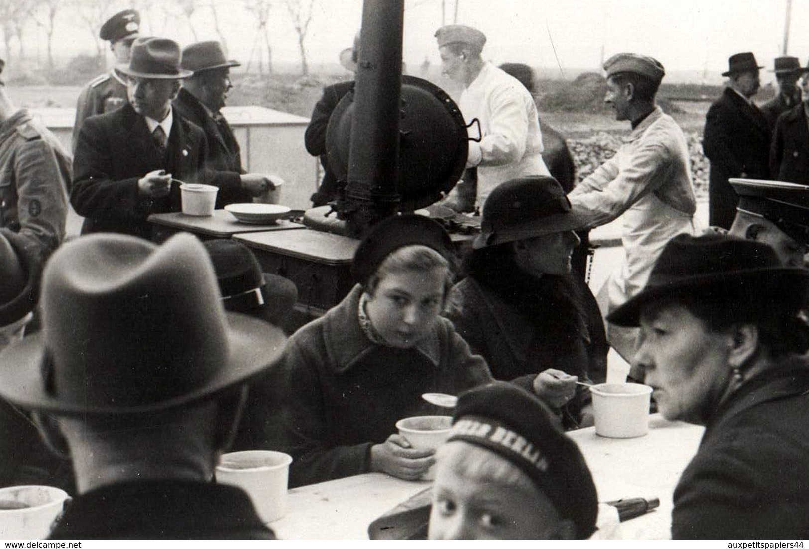 Carte Photo Originale Guerre 1939-45 & Soupe Populaire à Berlin - Femmes & Enfants, Soldats & Bol De Soupe Plein Air - Guerre, Militaire