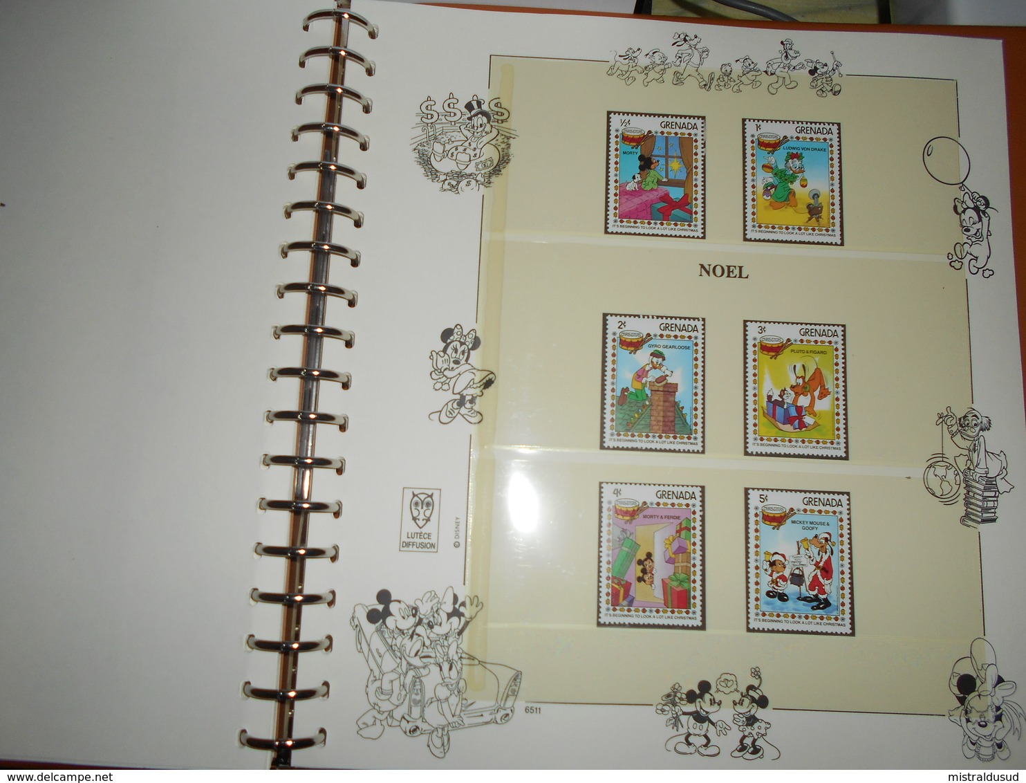 collection , disney 200 timbres neuf vendu avec pages et reliure lindner  voir tout les scans ( poids environ 2 kg )