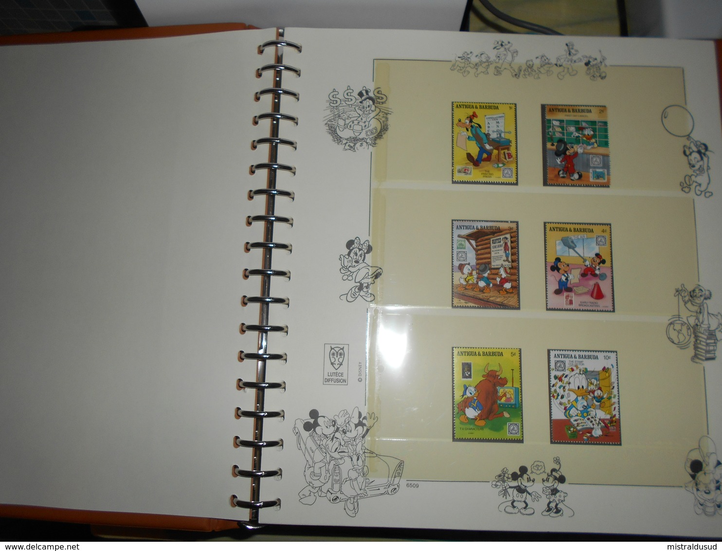 collection , disney 200 timbres neuf vendu avec pages et reliure lindner  voir tout les scans ( poids environ 2 kg )