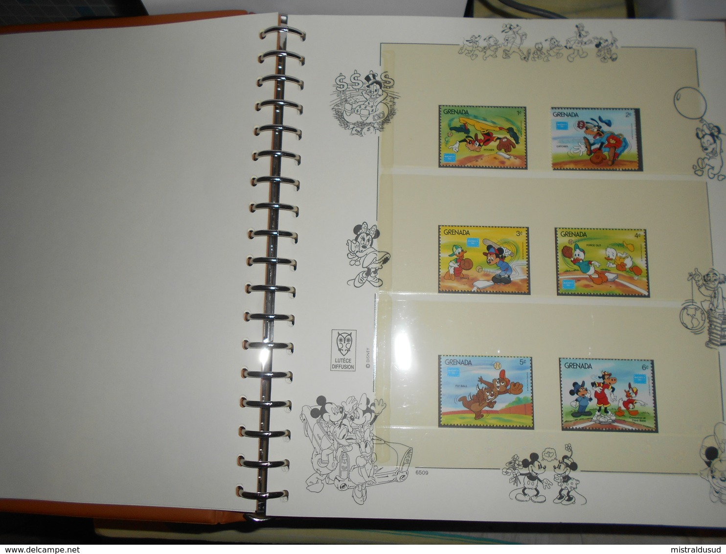 collection , disney 200 timbres neuf vendu avec pages et reliure lindner  voir tout les scans ( poids environ 2 kg )