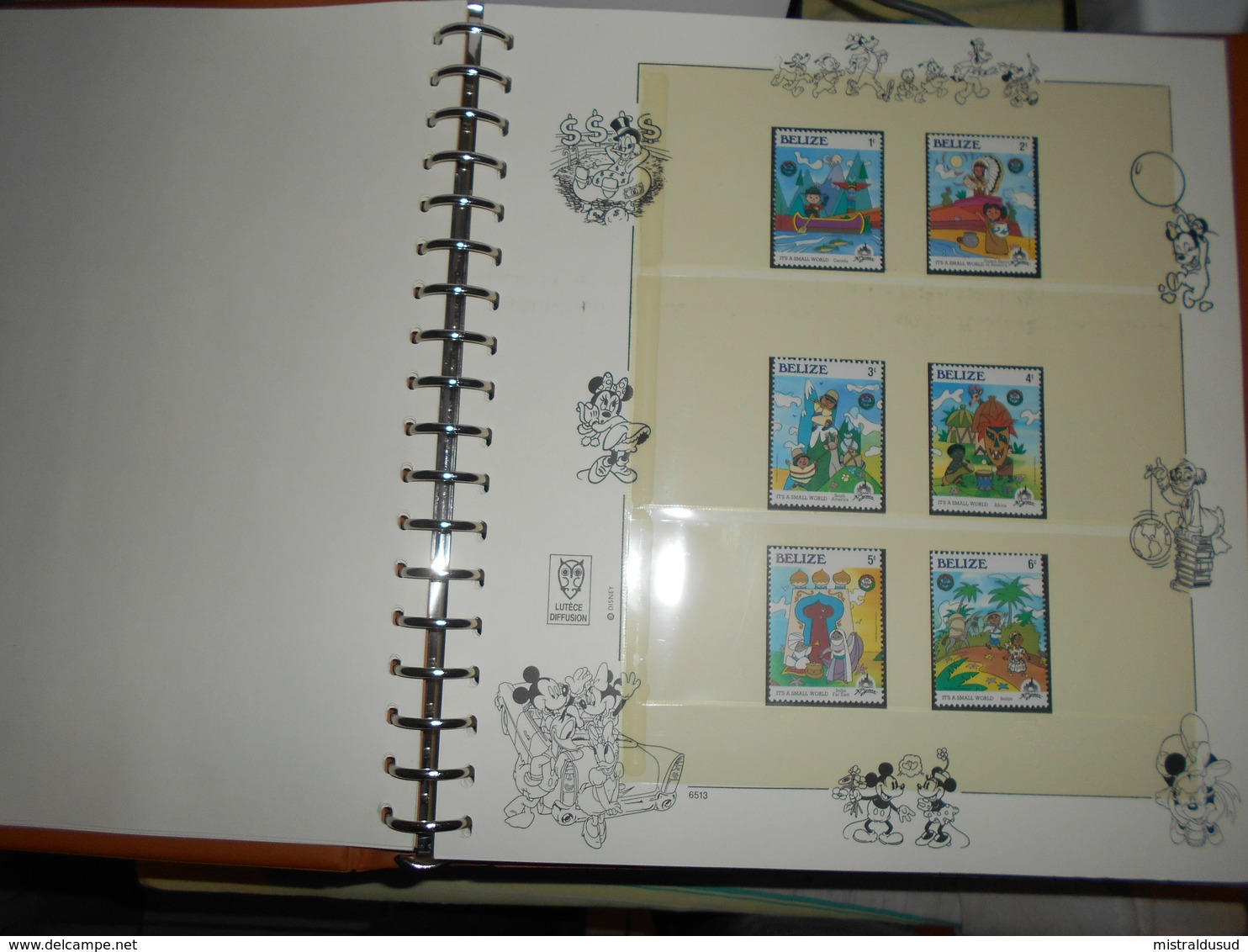 collection , disney 200 timbres neuf vendu avec pages et reliure lindner  voir tout les scans ( poids environ 2 kg )